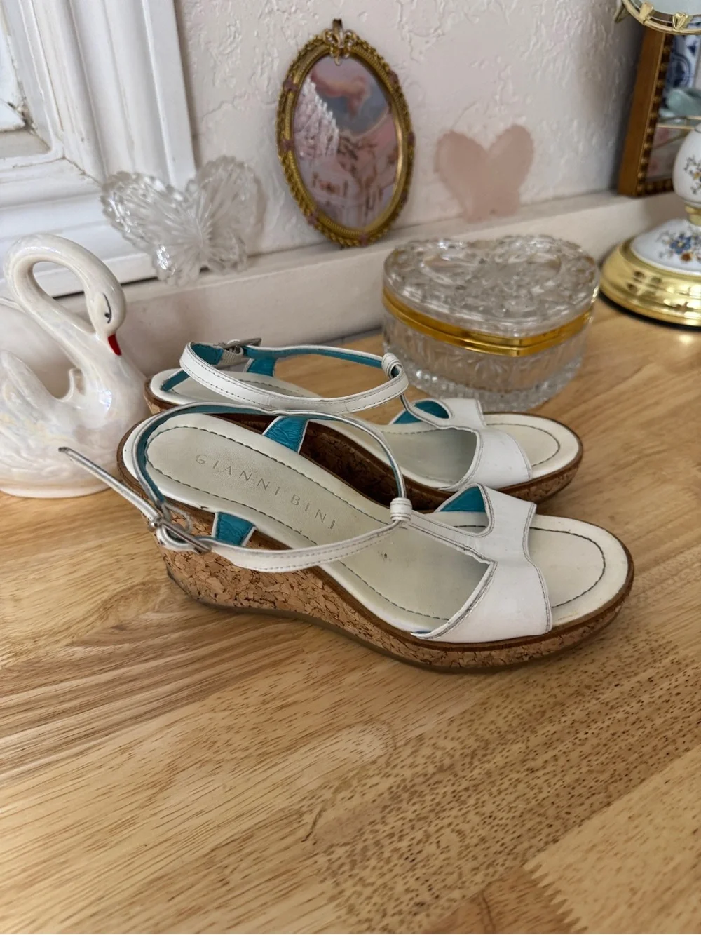 Dreamy Gianni Bini 2000s wedge sandals size 6 sleek strappy silhouette